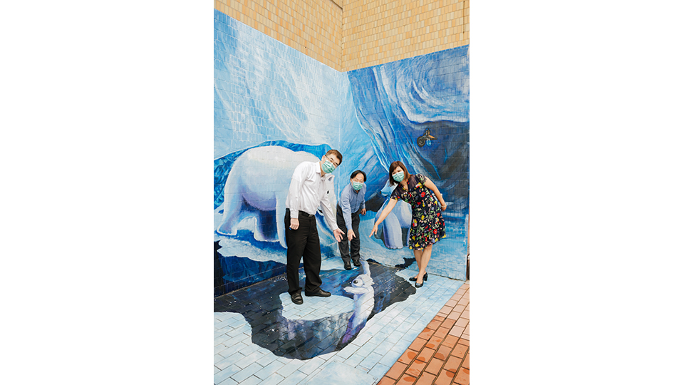 新竹區處將外牆作為畫布，以「拯救北極熊」為主題完成了3D立體彩繪。左起新竹區處處長胡忠興、中原大學企管系教授艾昌明、時任新竹區處副處長李秀碧。